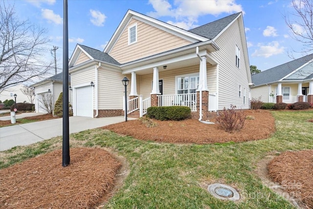 view of front facade featuring covered porch and a front lawn