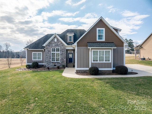 view of front of property featuring a front yard