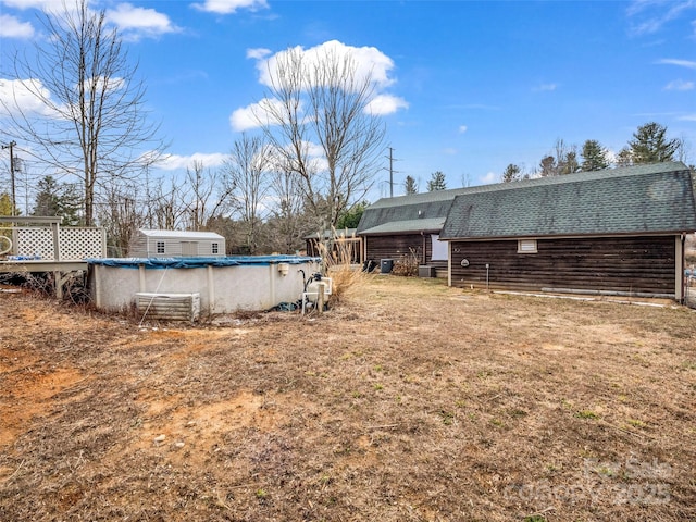 view of yard with a covered pool