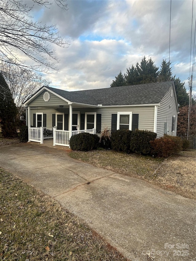 ranch-style home featuring covered porch