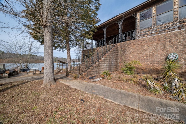 view of yard featuring a water view