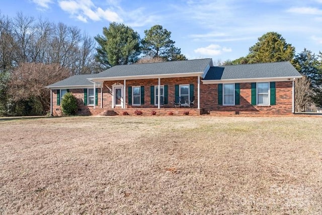 ranch-style house featuring a front yard