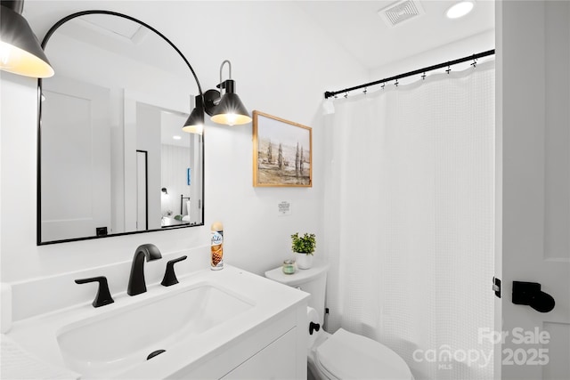 bathroom with a shower with curtain, vanity, and toilet