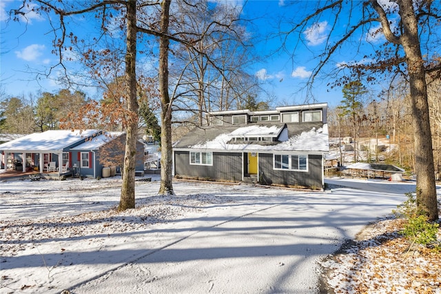 view of front of property