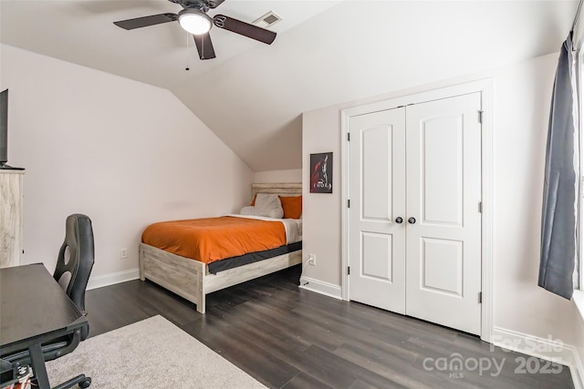 bedroom featuring dark wood-type flooring, ceiling fan, vaulted ceiling, and a closet