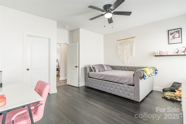 living room with dark wood-type flooring and ceiling fan