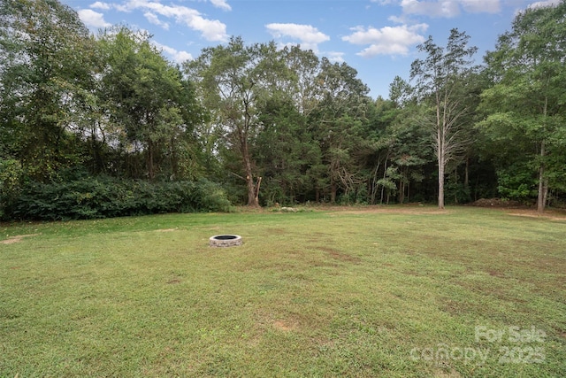 view of yard featuring a fire pit