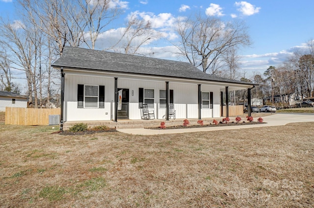 view of front of house with a front lawn and covered porch