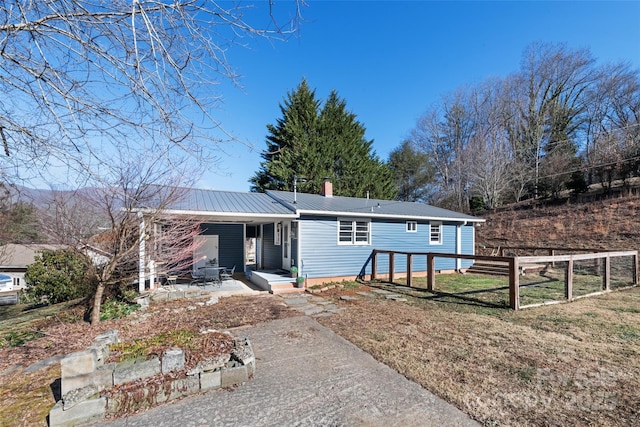 ranch-style home with a front yard