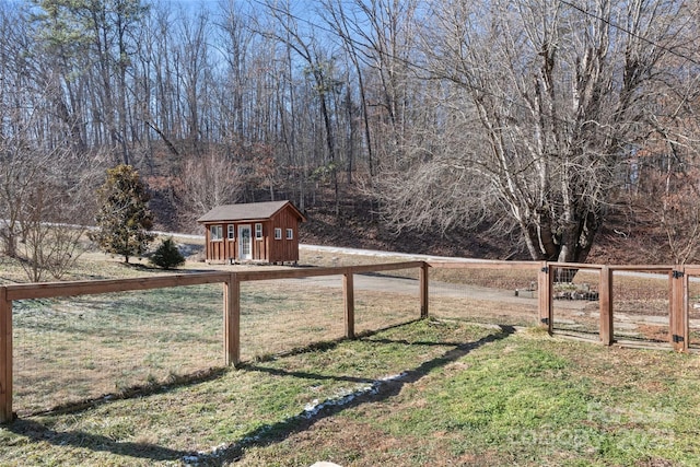 view of yard featuring a storage unit