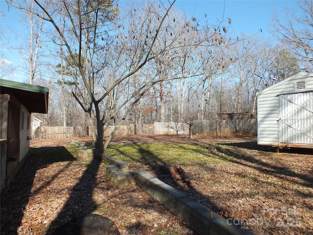 view of yard featuring a storage unit