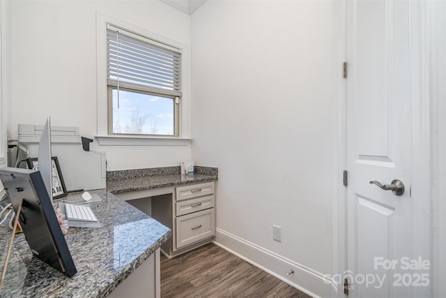 office area featuring dark wood-style floors, built in study area, and baseboards