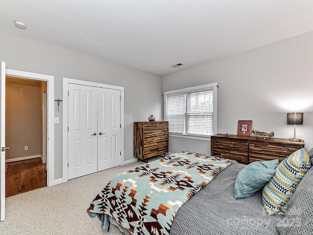 bedroom featuring carpet flooring and a closet