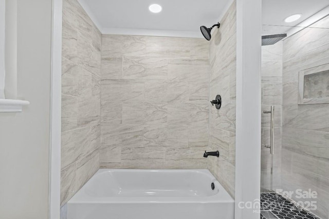 bathroom featuring tiled shower / bath combo