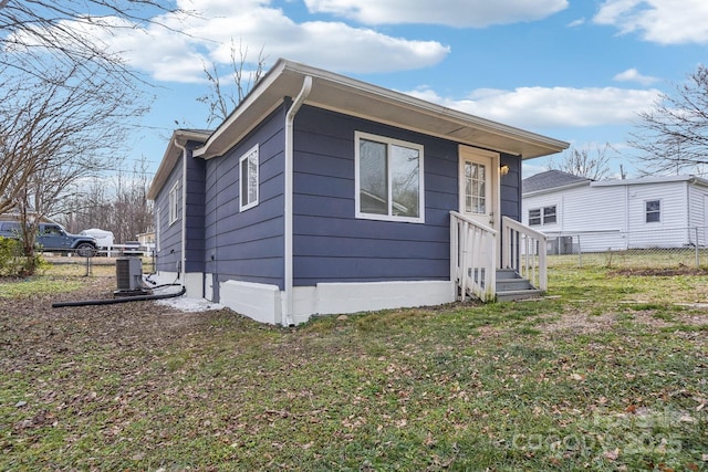 view of front of home featuring a front yard