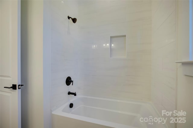 bathroom with tiled shower / bath combo