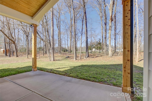 view of yard featuring a patio