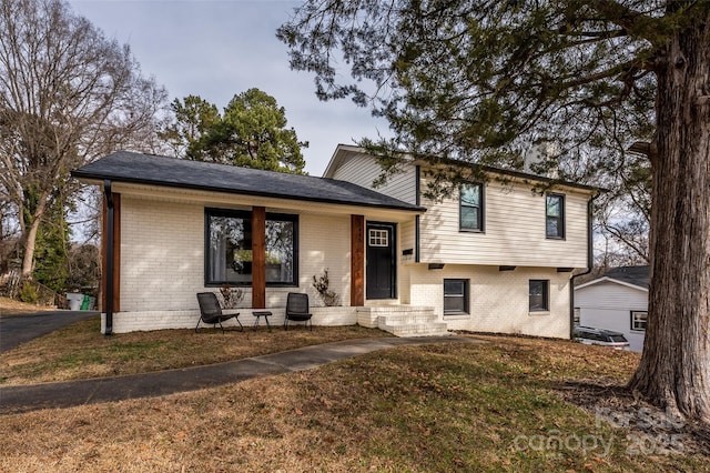 split level home featuring a front yard