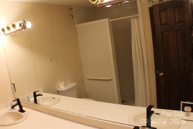 bathroom featuring a shower with curtain, vanity, and toilet