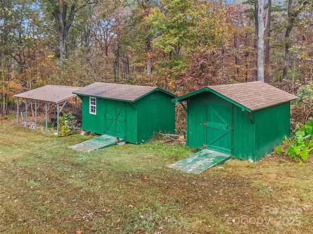 view of outdoor structure featuring a yard