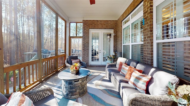 sunroom with ceiling fan