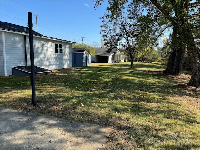 view of yard featuring an outdoor structure