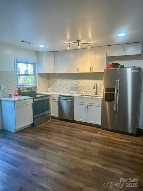 kitchen featuring a sink, stainless steel appliances, visible vents, and dark wood finished floors