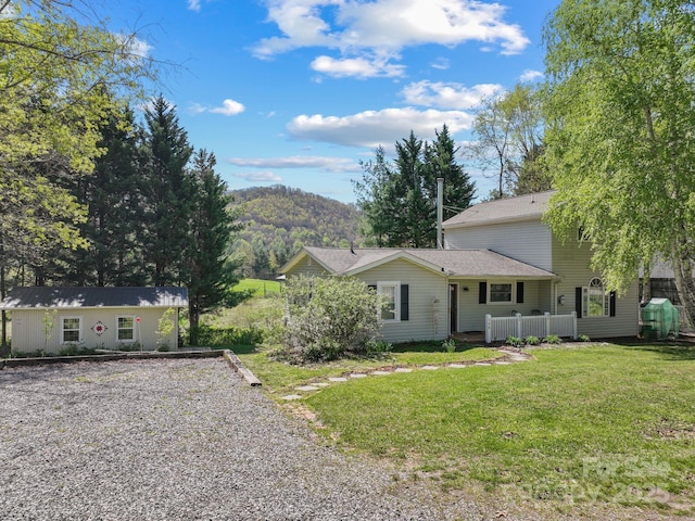 view of front of home featuring a front lawn and a mountain view