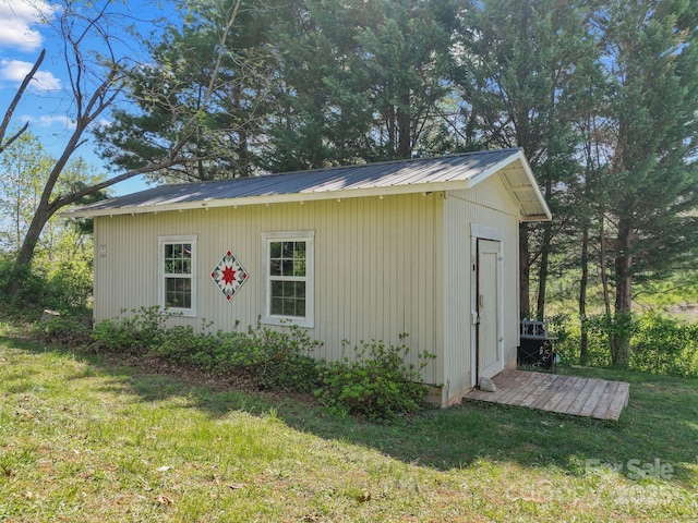 view of outbuilding featuring an outbuilding