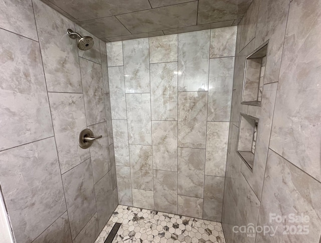 bathroom featuring a tile shower
