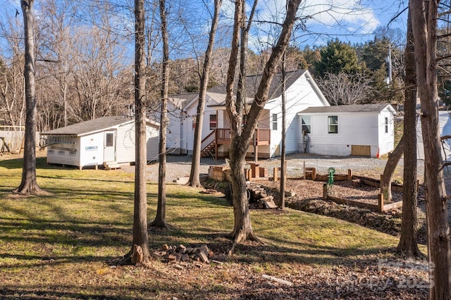 view of yard with an outdoor structure