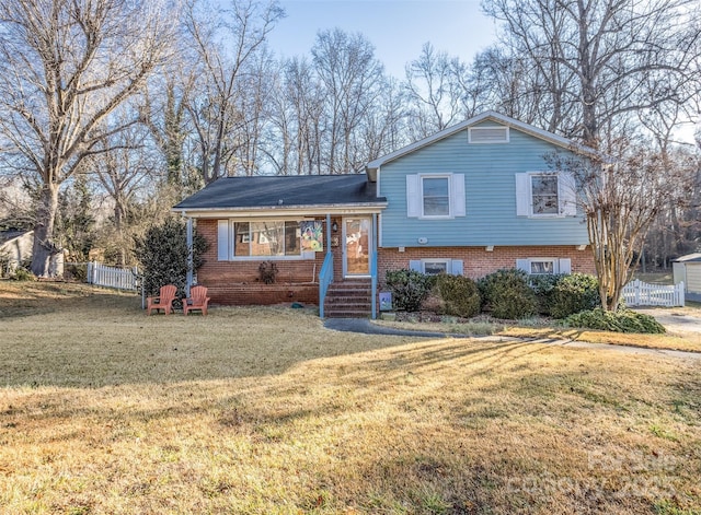 split level home featuring a front yard