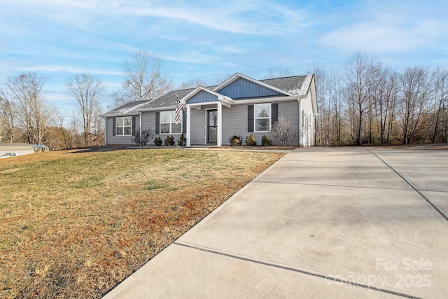 view of front of property featuring a front yard