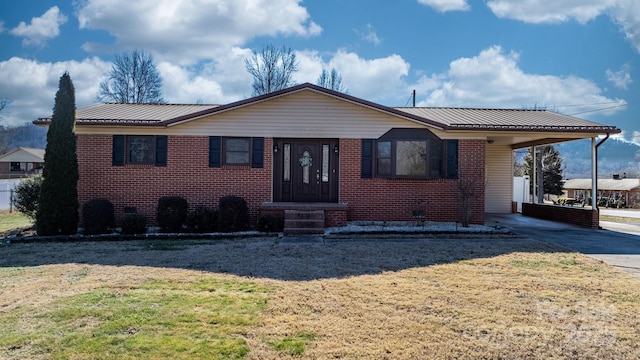 view of front facade with a carport and a front yard