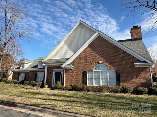 view of front of home featuring a front yard