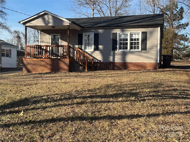 view of front of property featuring covered porch and a front yard