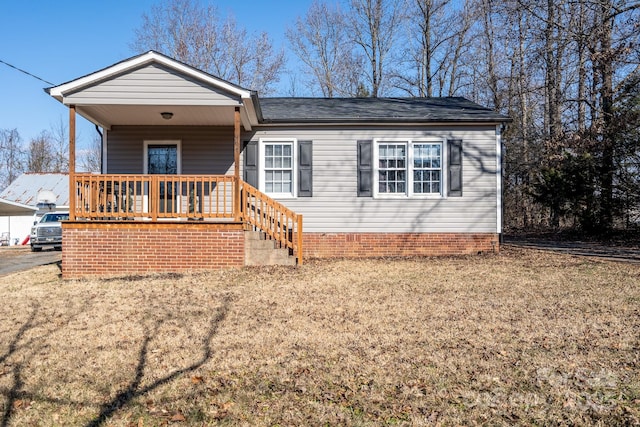 view of front of property with a front lawn and covered porch