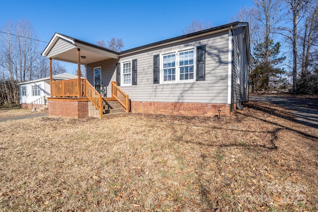 view of front of house featuring a front yard