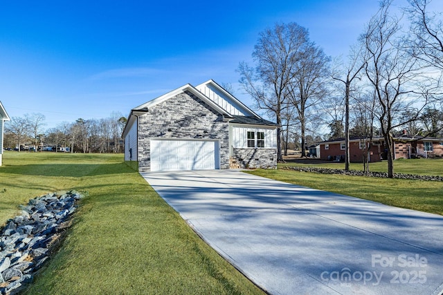 view of front facade featuring a garage and a front yard