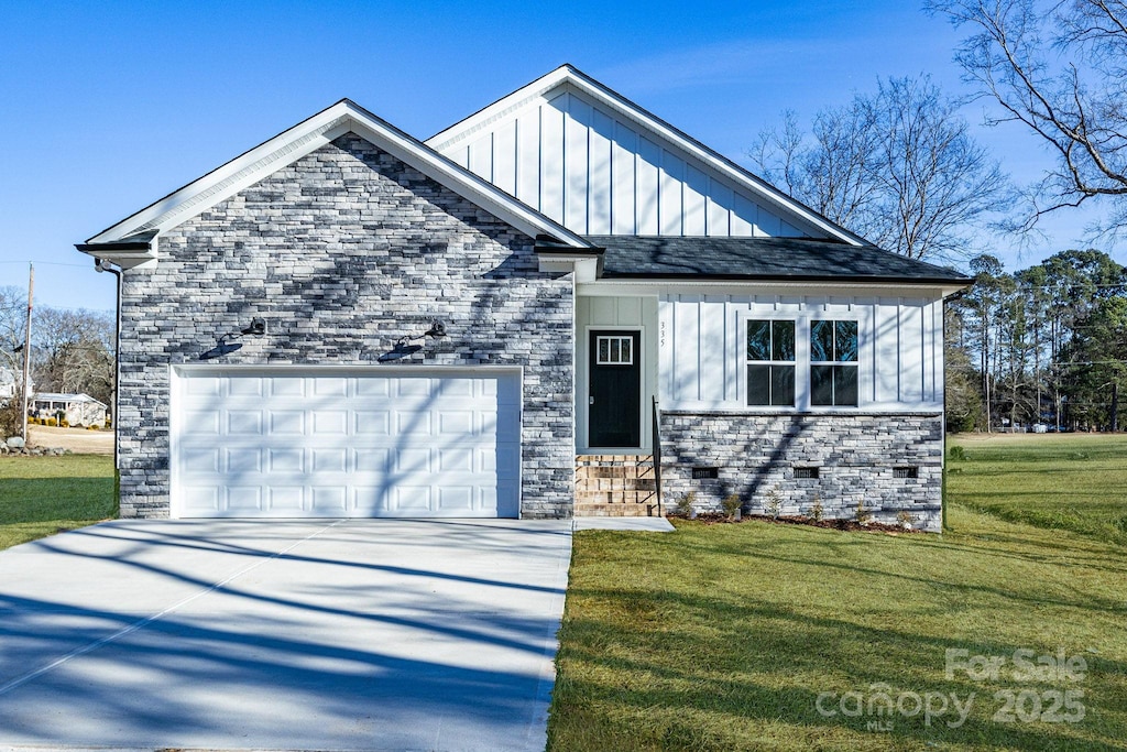 craftsman-style home featuring a garage and a front yard