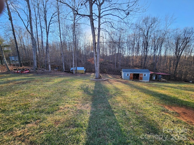 view of yard featuring an outdoor structure