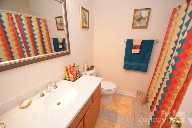 bathroom featuring a shower with curtain, vanity, and toilet