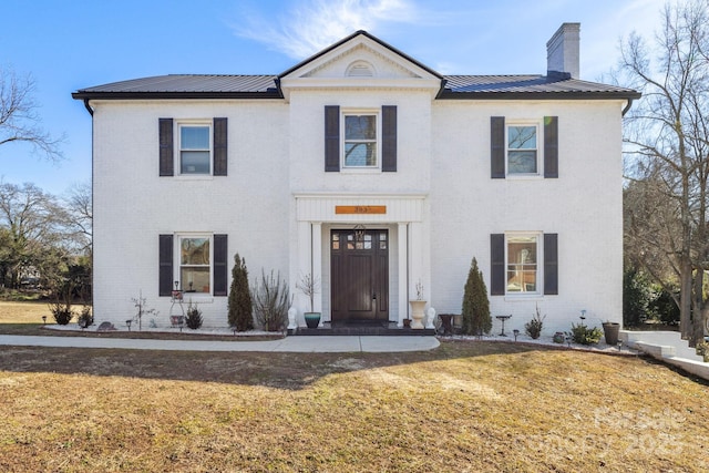 view of front of property with a front yard