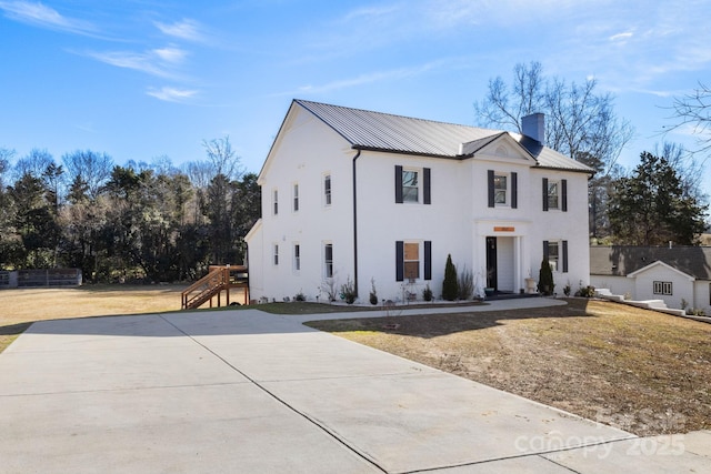 view of front of home featuring a front lawn