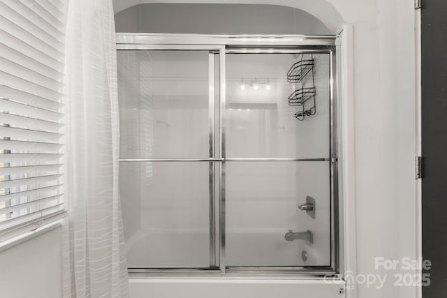 bathroom with enclosed tub / shower combo