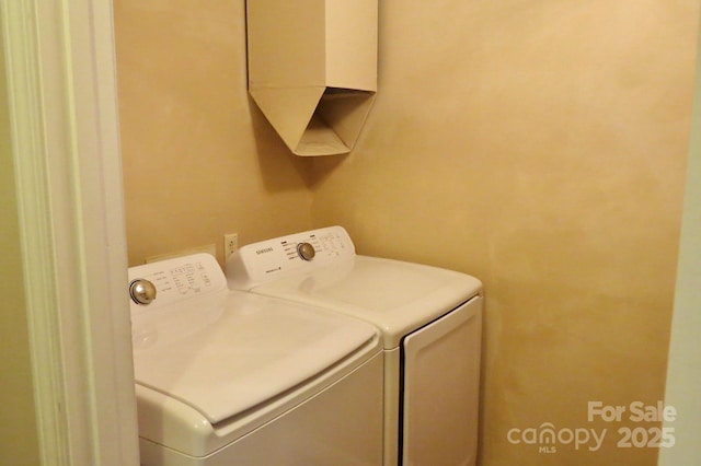 laundry room with washing machine and dryer