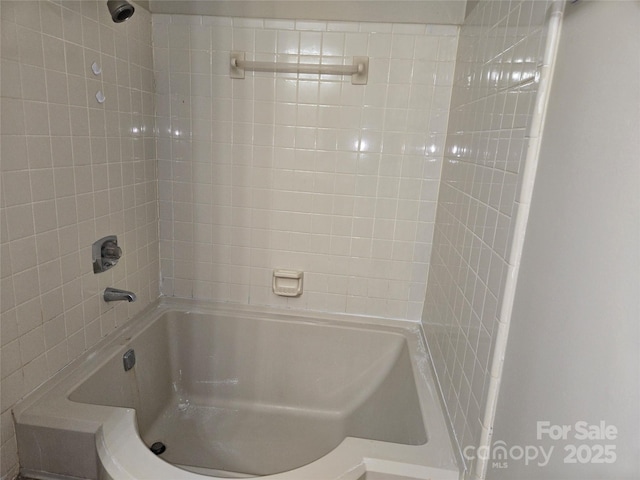 bathroom featuring tiled shower / bath