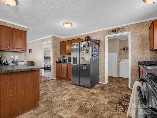 kitchen with ornamental molding, a textured ceiling, stainless steel fridge with ice dispenser, washer / clothes dryer, and black range