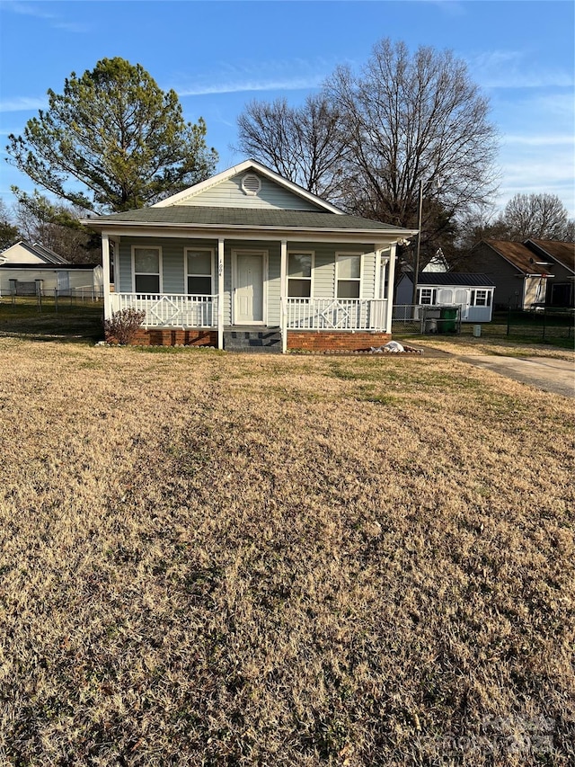 view of front facade featuring covered porch and a front yard