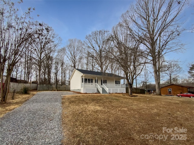 single story home featuring a porch and a front yard